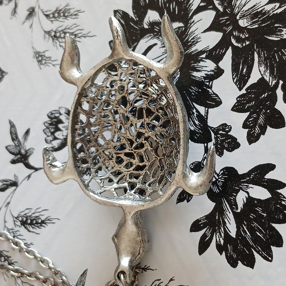 Vintage Silvertone Animal Eclectic Whimsical Turtle Pendant Necklace - Picture 10 of 11